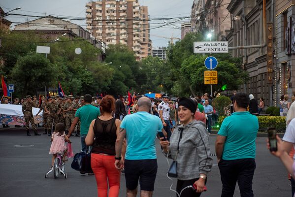 Праздничное шествие в центре столицы (5 июля 2019). Еревaн - Sputnik Армения