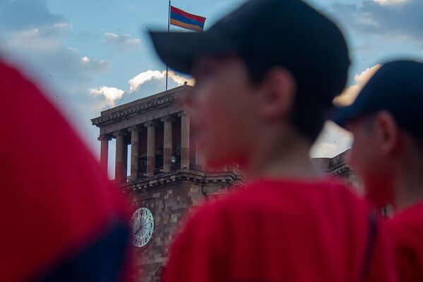 Տոնական քայլերթ Երևանում` նվիրված Սահմանադրության օրվան - Sputnik Արմենիա