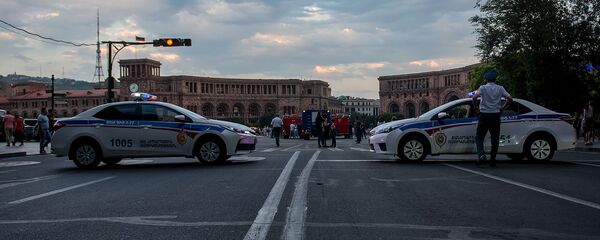 Сотрудники дорожной полиции закрыли вход на площадь Республики (5 июля 2019). Еревaн - Sputnik Արմենիա
