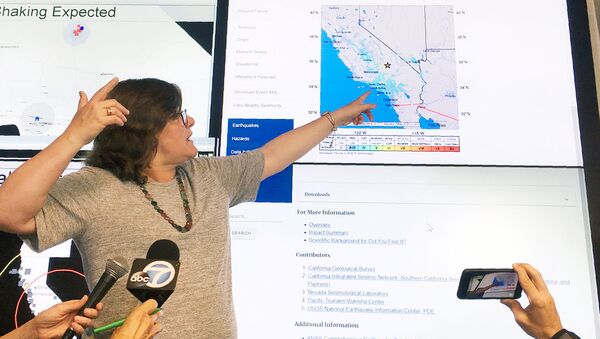 Сейсмолог Люси Джонс показывает эпицентр землектясения во время пресс-конференции в сейсмологической лаборатории Caltech (4 июля 2019). Пасадена, Калифорния - Sputnik Արմենիա