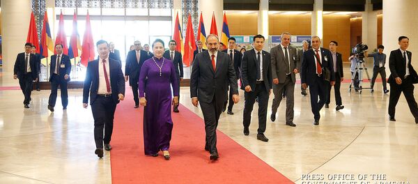 Премьер-министр Армении Никол Пашинян встретился с председателем парламента Вьетнама Нгуен Тхи Ким Нган (6 июля 2019). Ханой Премьер-министр Армении Никол Пашинян встретился с председателем парламента Вьетнама Нгуен Тхи Ким Нган (6 июля 2019). Ханой - Sputnik Армения