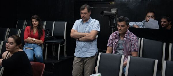 Худрук и актеры русского драмтеатра имени Станиславского наблюдают за репетицией - Sputnik Արմենիա