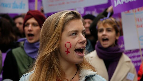 Участница демонстрации против насилия в отношении женщин (24 ноября 2018). Париж - Sputnik Армения