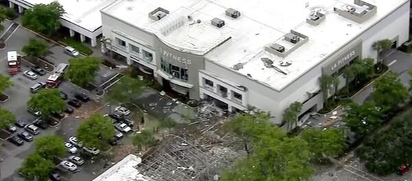 Осколки от взрыва на парковке перед зданием торгового центра (6 июля 2019). Плантейшен, Флорида - Sputnik Армения