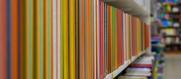 Полка с зарубежной литературой в книжном магазине Букинист - Sputnik Արմենիա