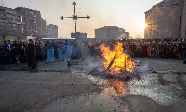 Огненный Трндез: почему армяне так любят праздник благословения молодежи Огненный Трндез: почему армяне так любят праздник благословения молодежи - Sputnik Армения