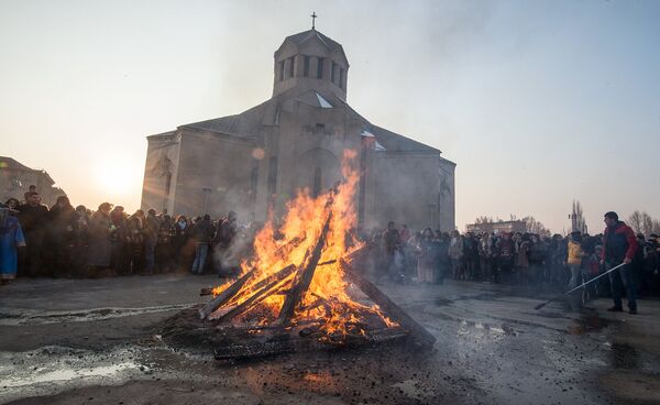 Огненный Трндез: почему армяне так любят праздник благословения молодежи Огненный Трндез: почему армяне так любят праздник благословения молодежи - Sputnik Армения