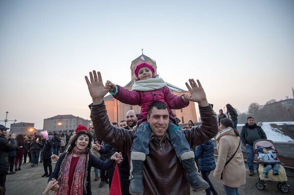 Языческий Трндез в христианской Армении - кто и почему отмечает огненный праздник - Sputnik Армения