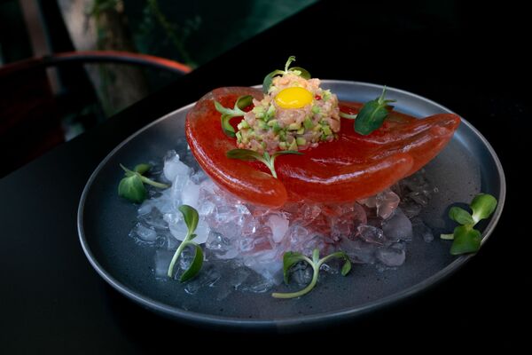 Вкусная Армения: в Ереване готовят блюдо на залитой кровью руке – все в восторге - Sputnik Армения