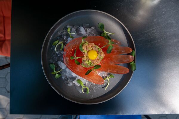 Вкусная Армения: в Ереване готовят блюдо на залитой кровью руке – все в восторге - Sputnik Армения