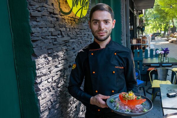 Вкусная Армения: в Ереване готовят блюдо на залитой кровью руке – все в восторге - Sputnik Армения