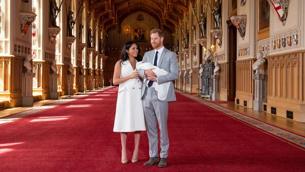 Британский принц Гарри с супругой Меган, герцогиней Сассекс, и новорожденным сыном в зале Святого Георгия в Виндзорском замке (8 мая 2019). Виндзор - Sputnik Армения