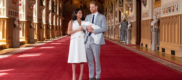 Британский принц Гарри с супругой Меган, герцогиней Сассекс, и новорожденным сыном в зале Святого Георгия в Виндзорском замке (8 мая 2019). Виндзор - Sputnik Արմենիա