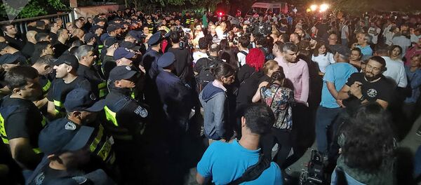 Акция протеста у телеканала Рустави2 (8 июля 2019). Тбилиси Акция протеста у телеканала Рустави2 (8 июля 2019). Тбилиси - Sputnik Армения