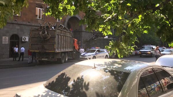 Автомобили компаний по экспорту металлолома заблокировали вход в Комитет госдоходов (8 июля 2019). Еревaн - Sputnik Армения