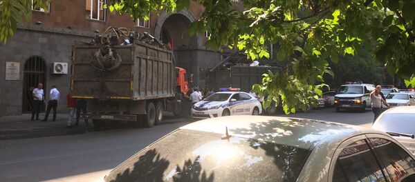 Автомобили компаний по экспорту металлолома заблокировали вход в Комитет госдоходов (8 июля 2019). Еревaн - Sputnik Արմենիա