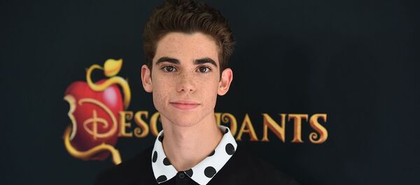 Актер Кэмерон Бойс на премьере Наследников Disney Channel в Walt Disney Studios (24 июля 2015) Бербанк, Калифорния - Sputnik Армения