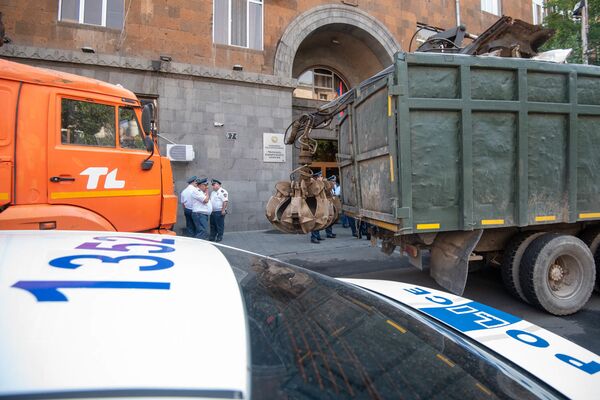 Вход в КГД Армении разблокирован: что пообещали чиновники Вход в КГД Армении разблокирован: что пообещали чиновники - Sputnik Армения