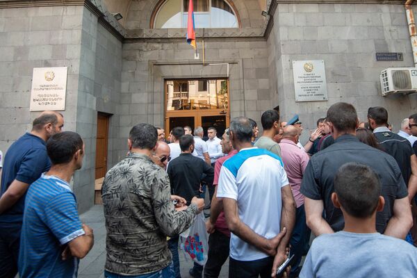 Вход в КГД Армении разблокирован: что пообещали чиновники Вход в КГД Армении разблокирован: что пообещали чиновники - Sputnik Армения