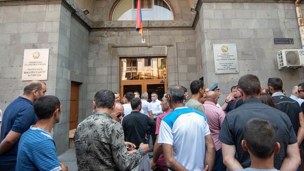 Протест сотрудников компаний по экспорту металлолома перед зданием Комитета госдоходов Армении (8 июля 2019). Еревaн - Sputnik Արմենիա