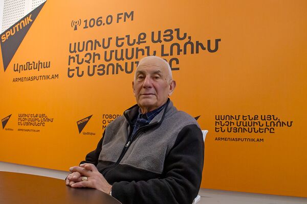 Как армянские футболисты ошеломили Карлоса Алберто трюком великого Диди Как армянские футболисты ошеломили Карлоса Алберто трюком великого Диди - Sputnik Армения