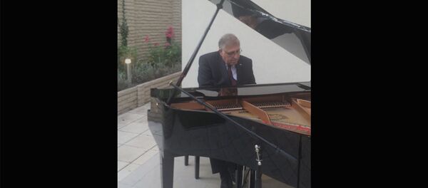 Арман Киракосян играет на рояле - Sputnik Արմենիա