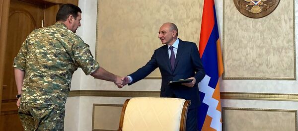 Президент Карабаха Бако Саакян присудил звание генерал-майора начальнику ГШ АО НКР Джалалу Арутюняну (8 июля 2019). Степанакерт Президент Карабаха Бако Саакян присудил звание генерал-майора начальнику ГШ АО НКР Джалалу Арутюняну (8 июля 2019). Степанакерт - Sputnik Армения