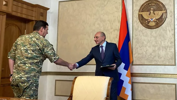 Президент Карабаха Бако Саакян присудил звание генерал-майора начальнику ГШ АО НКР Джалалу Арутюняну (8 июля 2019). Степанакерт - Sputnik Армения