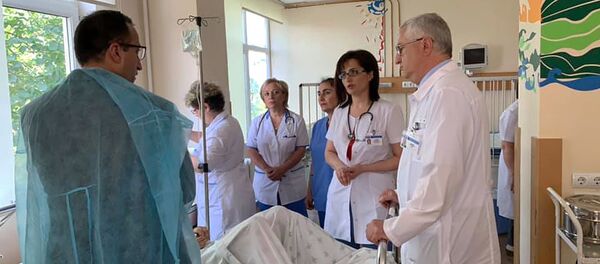 Министр здравоохранения Арсен Торосян навестил доставленных в Армению пострадавших в ДТП в Грузии (8 июля 2019). Еревaн Министр здравоохранения Арсен Торосян навестил доставленных в Армению пострадавших в ДТП в Грузии (8 июля 2019). Еревaн - Sputnik Армения