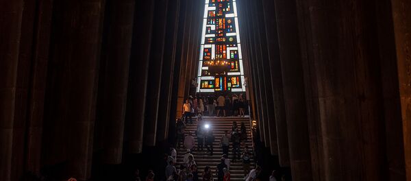 Посетители инсталляции Храм кино в кинотеатре Айрарат (8 июля 2019). Еревaн - Sputnik Армения