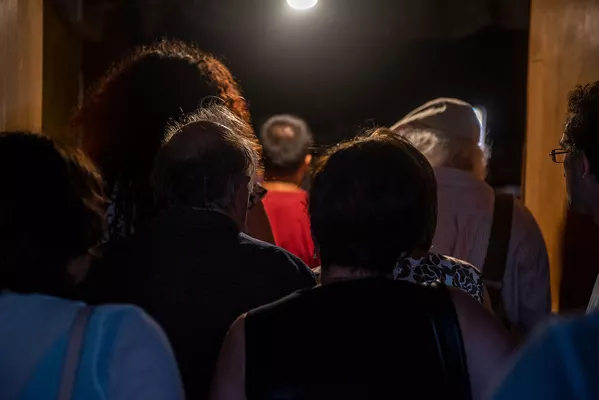 Посетители инсталляции Храм кино входят в кинотеатр Айрарат (8 июля 2019). Еревaн Посетители инсталляции Храм кино входят в кинотеатр Айрарат (8 июля 2019). Еревaн - Sputnik Армения