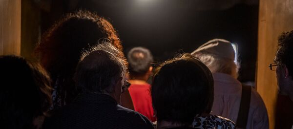 Посетители инсталляции Храм кино входят в кинотеатр Айрарат (8 июля 2019). Еревaн - Sputnik Արմենիա