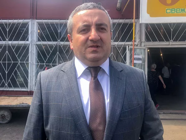 Ужас и кошмар: в Гюмри из Еревана нагрянуло начальство и закрыло мясные пассажи Ужас и кошмар: в Гюмри из Еревана нагрянуло начальство и закрыло мясные пассажи - Sputnik Армения