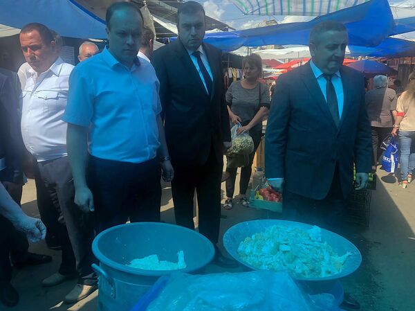 Ужас и кошмар: в Гюмри из Еревана нагрянуло начальство и закрыло мясные пассажи - Sputnik Армения