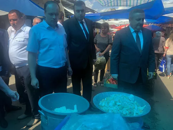 Ужас и кошмар: в Гюмри из Еревана нагрянуло начальство и закрыло мясные пассажи Ужас и кошмар: в Гюмри из Еревана нагрянуло начальство и закрыло мясные пассажи - Sputnik Армения