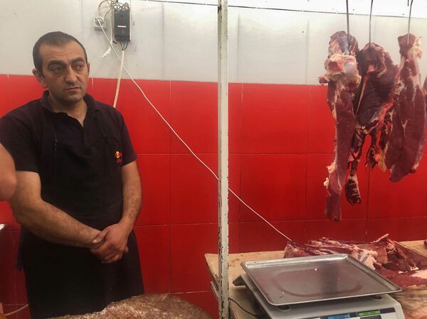 Ужас и кошмар: в Гюмри из Еревана нагрянуло начальство и закрыло мясные пассажи - Sputnik Армения