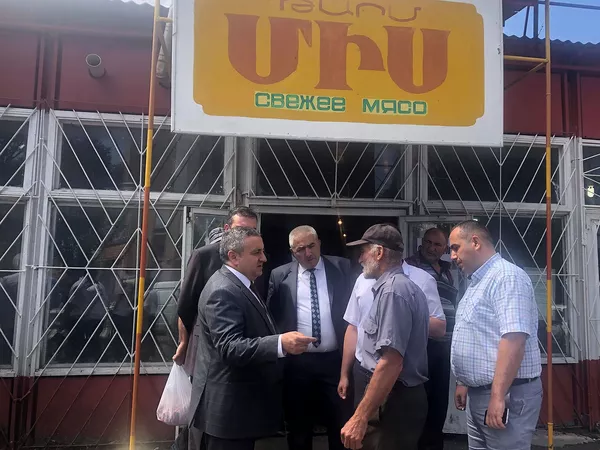 Ужас и кошмар: в Гюмри из Еревана нагрянуло начальство и закрыло мясные пассажи Ужас и кошмар: в Гюмри из Еревана нагрянуло начальство и закрыло мясные пассажи - Sputnik Армения