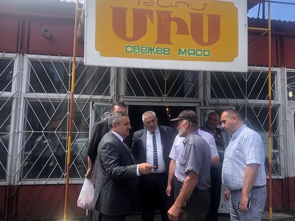 Ужас и кошмар: в Гюмри из Еревана нагрянуло начальство и закрыло мясные пассажи - Sputnik Армения