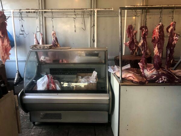 Ужас и кошмар: в Гюмри из Еревана нагрянуло начальство и закрыло мясные пассажи - Sputnik Армения
