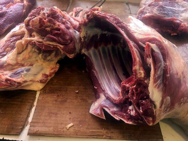 Ужас и кошмар: в Гюмри из Еревана нагрянуло начальство и закрыло мясные пассажи - Sputnik Армения