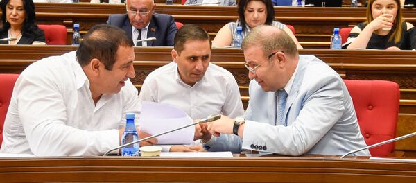 Руководитель, секретарь и депутат фракции Процветающая Армения Гагик Царукян, Арман Абовян и Микаел Минасян на внеочередном заседании парламента (9 июля 2019). Еревaн - Sputnik Армения