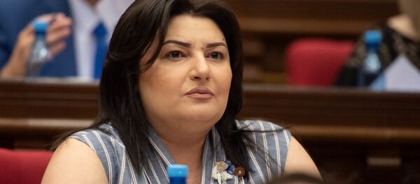 Депутат от фракции Процветающая Армения Ивета Тоноян на внеочередном заседании парламента (9 июля 2019). Еревaн Депутат от фракции Процветающая Армения Ивета Тоноян на внеочередном заседании парламента (9 июля 2019). Еревaн - Sputnik Армения