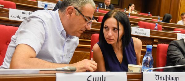 Депутаты от фракции Мой шаг Айк Геворгян и Цовинар Варданян на внеочередном заседании парламента (9 июля 2019). Еревaн - Sputnik Արմենիա