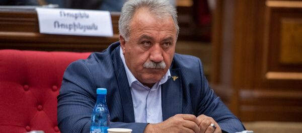 Депутат от фракции Мой шаг Сасун Микаелян на внеочередном заседании парламента (9 июля 2019). Еревaн Депутат от фракции Мой шаг Сасун Микаелян на внеочередном заседании парламента (9 июля 2019). Еревaн - Sputnik Армения