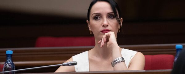 Депутат от фракции Мой шаг Лусине Бадалян на внеочередном заседании парламента (9 июля 2019). Еревaн - Sputnik Արմենիա