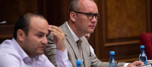 Депутат от фракции Мой шаг Алексей Сандыков на внеочередном заседании парламента (9 июля 2019). Еревaн Депутат от фракции Мой шаг Алексей Сандыков на внеочередном заседании парламента (9 июля 2019). Еревaн - Sputnik Армения