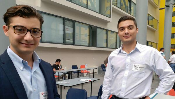 Представитель американской компании ONEX Нерсес Погосян (слева) с сотрудником компании Хачиком Погосяном - Sputnik Армения