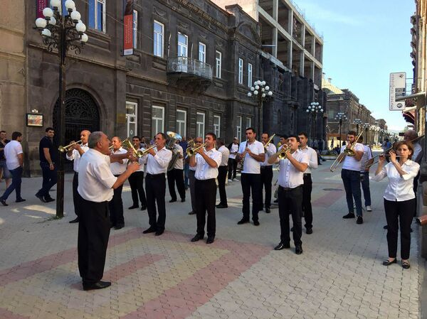 Танец с саблями в Гюмри: как режиссер Юсуп Разыков снял фильм об армянском гении - Sputnik Армения