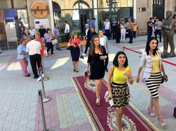 Танец с саблями в Гюмри: как режиссер Юсуп Разыков снял фильм об армянском гении - Sputnik Армения