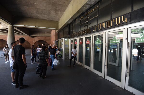 Блэкаут в Ереване: в центре города отключен свет, встало метро - Sputnik Армения